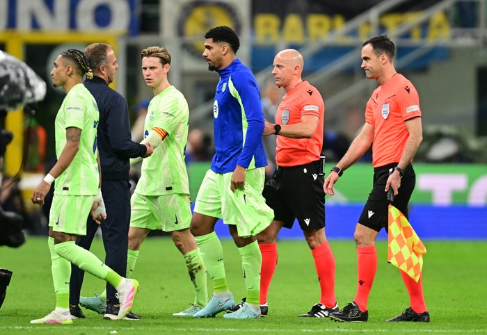 Soccer Football - Champions League - Semi Final - Second Leg - Inter Milan v FC Barcelona - San Siro, Milan, Italy - May 6, 2025 FC Barcelona coach Hansi Flick remonstrates with referee Szymon Marciniak at the end of the first half REUTERS/Daniele Mascolo
