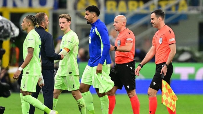 SOCCER-CHAMPIONS-INT-BAR/REPORT Soccer Football - Champions League - Semi Final - Second Leg - Inter Milan v FC Barcelona - San Siro, Milan, Italy - May 6, 2025 FC Barcelona coach Hansi Flick remonstrates with referee Szymon Marciniak at the end of the first half REUTERS/Daniele Mascolo