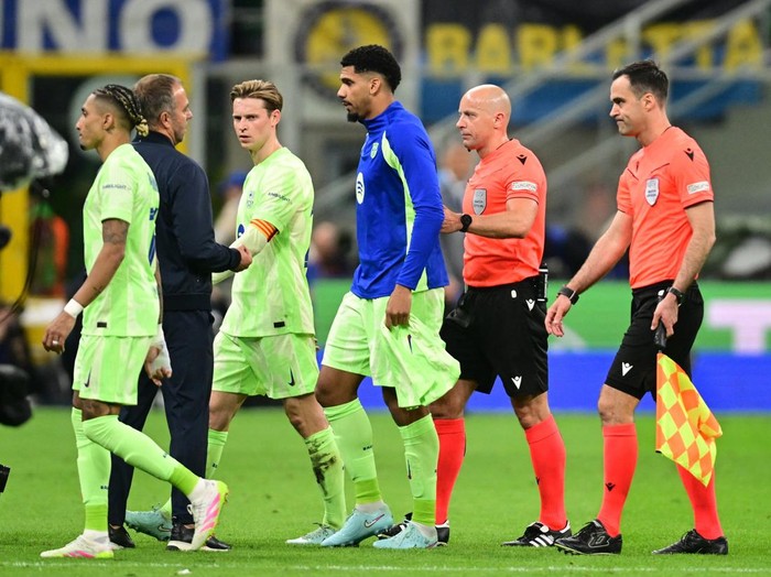 Soccer Football - Champions League - Semi Final - Second Leg - Inter Milan v FC Barcelona - San Siro, Milan, Italy - May 6, 2025 FC Barcelona coach Hansi Flick remonstrates with referee Szymon Marciniak at the end of the first half REUTERS/Daniele Mascolo