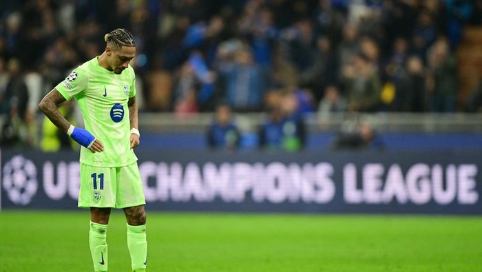 Soccer Football - Champions League - Semi Final - Second Leg - Inter Milan v FC Barcelona - San Siro, Milan, Italy - May 6, 2025 FC Barcelonas Raphinha looks dejected after the match REUTERS/Daniele Mascolo