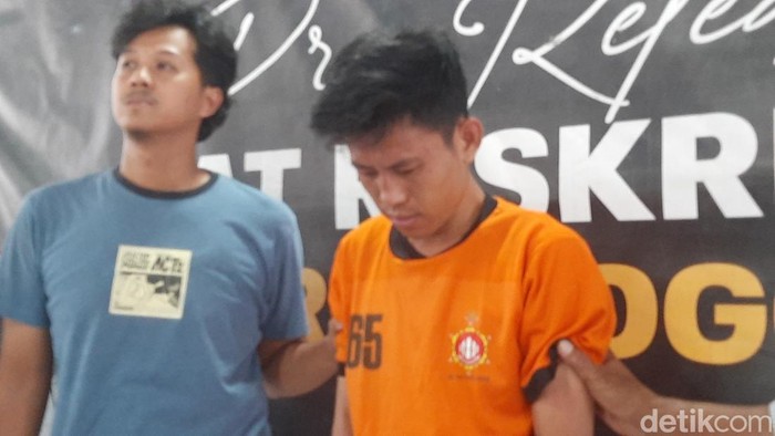 Tampang Roli Kurniawan, pembunuh lelaki berjaket ojol di Bogor sekarang berbaju tahanan. Tampang Roli Kurniawan, pembunuh lelaki berjaket ojol di Bogor sekarang berbaju tahanan. pembunuhan ojol