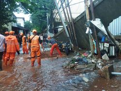 Tanggul di Kalibata Jebol, 1 RT Terendam Banjir 60 Cm