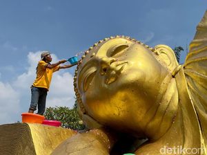 Melihat Tradisi Memandikan Buddha Tidur Raksasa di Mojokerto Jelang Waisak Melihat Tradisi Memandikan Buddha Tidur Raksasa di Mojokerto Jelang Waisak