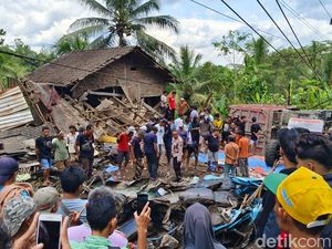 Warga Kerumuni Lokasi Kecelakaan Truk Tewaskan 11 Orang di Purworejo