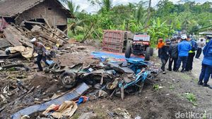 Penampakan Angkot Tak Berbentuk Dihantam Truk hingga 11 Orang Tewas