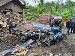 Angkot Rombongan Guru SD Tertabrak Truk di Purworejo, 11 Orang Tewas