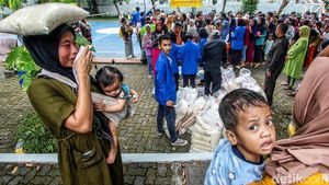 Warga Antusias Antre Sembako Murah di Jakarta