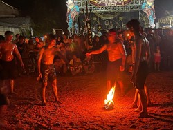 Potret Serunya Tradisi Sepak Bola Api di Desa Kawak Jepara