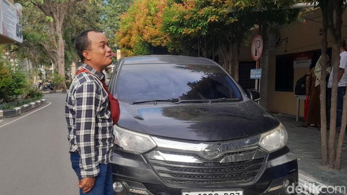 Warga menerima mobilnya di Palu usai disangka digadaikan oknum polisi. Warga menerima mobilnya di Palu usai disangka digadaikan oknum polisi.