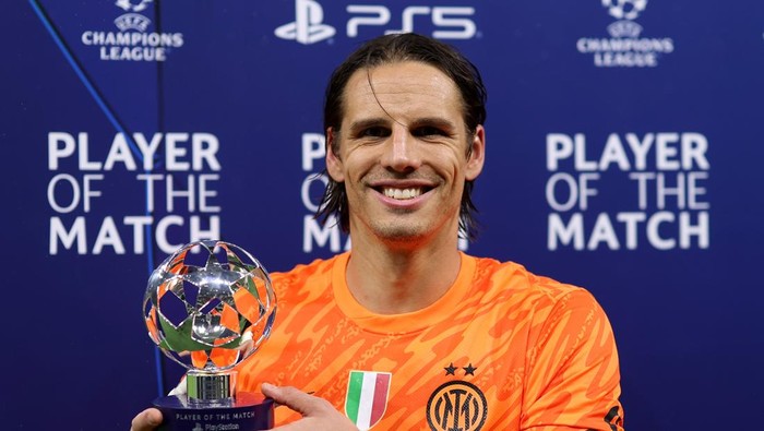 MILAN, ITALY - MAY 06: Yann Sommer of FC Internazionale poses for a photo with the PlayStation Player Of The Match award after the teams victory and subsequent progression into the final after the UEFA Champions League 2024/25 Semi Final Second Leg match between FC Internazionale Milano and FC Barcelona at Giuseppe Meazza Stadium on May 06, 2025 in Milan, Italy. (Photo by Ryan Pierse - UEFA/UEFA via Getty Images)