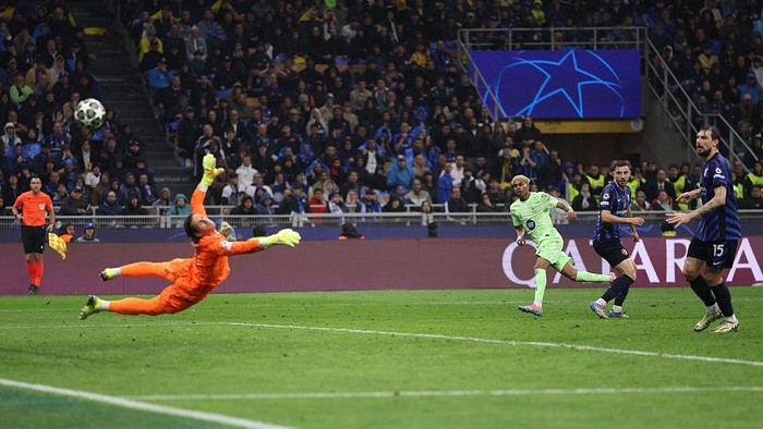 MILAN, ITALY - MAY 06: Yann Sommer of FC Internazionale saves a shot from Lamine Yamal of FC Barcelona during the UEFA Champions League 2024/25 Semi Final Second Leg match between FC Internazionale Milano and FC Barcelona at Giuseppe Meazza Stadium on May 06, 2025 in Milan, Italy. (Photo by Carl Recine/Getty Images)