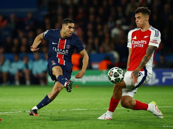 Soccer Football - Champions League - Semi Final - Second Leg - Paris St Germain v Arsenal - Parc des Princes, Paris, France - May 7, 2025 Paris St Germain's Achraf Hakimi celebrates scoring their second goal REUTERS/Gonzalo Fuentes     TPX IMAGES OF THE DAY