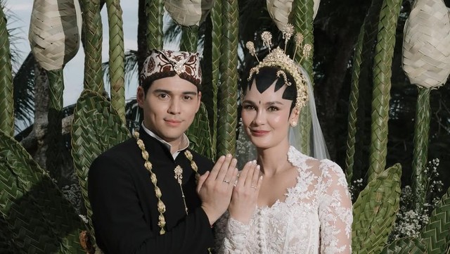 Gosip Terkini Selebriti Insertlive : Ramalan Hard Gumay Disorot usai Luna Maya dan Maxime Bouttier Resmi Menikah