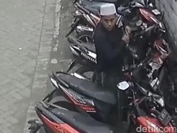 Nyamar Jadi Jemaah Salat Jumat, Maling Gondol Motor di Surabaya