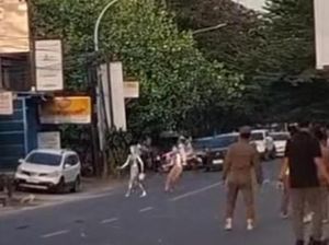 Detik-detik Sekelompok Manusia Silver Serang Petugas Satpol PP di Makassar Detik-detik Sekelompok Manusia Silver Serang Petugas Satpol PP di Makassar