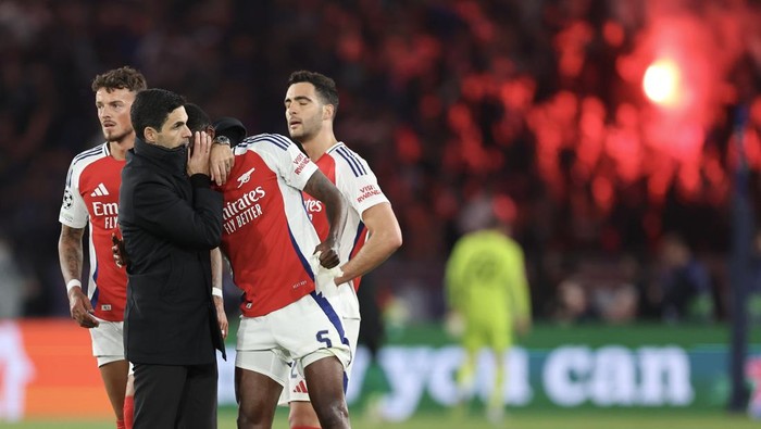   Mikel Arteta manager / head coach  of Arsenal consoled Thomas Partey of Arsenal after being knocked out during the UEFA Champions League 2024/25 Semi Final Second Leg match between Paris Saint-Germain and Arsenal FC at Parc des Princes on May 7, 2025 in Paris, France. (Photo by Catherine Ivill - AMA/Getty Images)