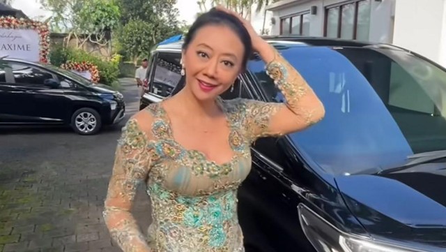 Kabar Terkini Artis dari InsertLive : Asri Welas Ungkap Proses Pembuatan Kain Batik Spesial Pernikahan Luna-Maxime