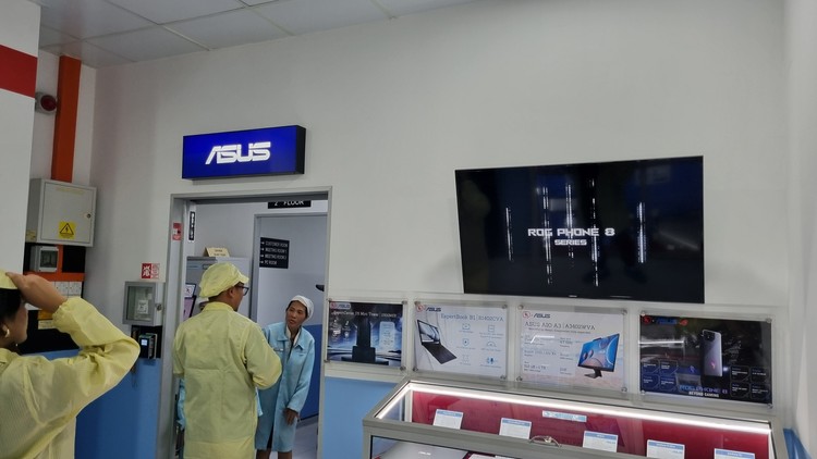 Proses perakitan ExpertCenter All-in-One EG3408WVA di pabrik Asus Batam
