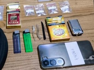 Satresnarkoba Situbondo Gulung 3 Pengedar Sabu, 4,21 Gram Disita Satresnarkoba Situbondo Gulung 3 Pengedar Sabu, 4,21 Gram Disita