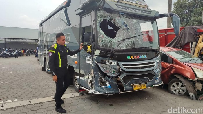 Bus yang kecelakaan di exit tol diamankan di unit Gakkum Sat Lantas Polres Klaten, Kamis (8/5/2025).