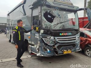 Bus Rombongan Pengantar Haji Seruduk Avanza-Alphard di Exit Tol Klaten Bus Rombongan Pengantar Haji Seruduk Avanza-Alphard di Exit Tol Klaten