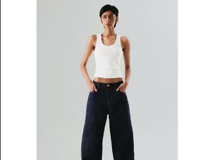 Celana Jeans Barrel Lagi Tren, Ini 7 Opsinya dari Brand Lokal Celana Jeans Barrel Lagi Tren, Ini 7 Opsinya dari Brand Lokal