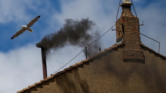 Black smoke rises from the chimney on the Sistine Chapel, indicating no decision has been made to elect a new pope, at the Vatican, May 8, 2025. REUTERS/Hannah McKay TPX IMAGES OF THE DAY