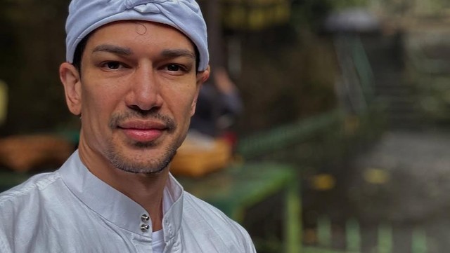Berita Viral Selebriti dari InsertLive : Ulang Tahun ke-37, Dimas Beck Pilih Melukat di Bali