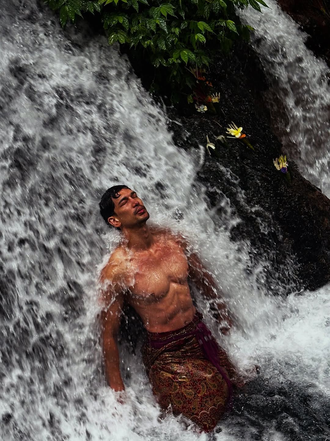Dimas Beck melukat di Bali