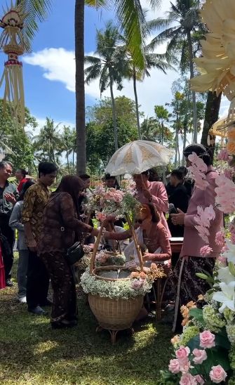 tradisi dodol dawet di pernikahan Luna Maya dan Maxime Bouttier