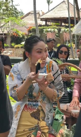 tradisi dodol dawet di pernikahan Luna Maya dan Maxime Bouttier