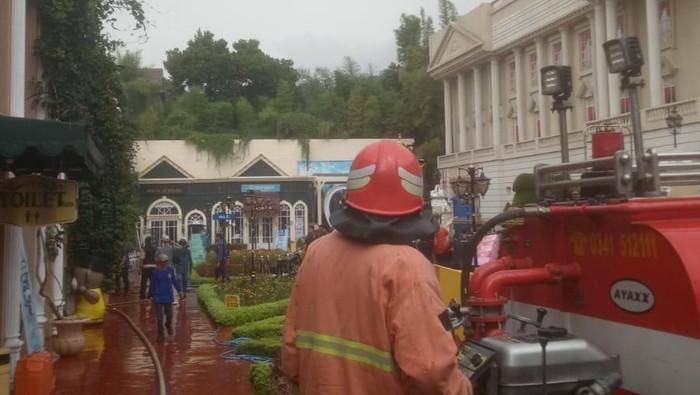 Foto : Petugas Pemadam Kebakaran melaksanakan pemadaman api di museum angkut Kota Batu Foto : Petugas Pemadam Kebakaran melaksanakan pemadaman api di museum angkut Kota Batu