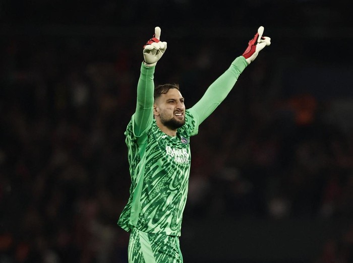 Soccer Football - Champions League - Semi Final - Second Leg - Paris St Germain v Arsenal - Parc des Princes, Paris, France - May 7, 2025 Paris St Germain's Gianluigi Donnarumma celebrates after Achraf Hakimi scores their second goal REUTERS/Benoit Tessier