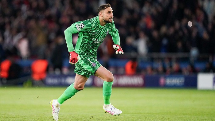 PARIS, FRANCE - MAY 07: Gianluigi Donnarumma of Paris Saint-Germain celebrates his teams first goal by Fabian Ruiz (not in the image) during the UEFA Champions League 2024/25 Semi Final Second Leg match between Paris Saint-Germain and Arsenal FC at Parc des Princes on May 07, 2025 in Paris, France. (Photo by Daniela Porcelli/Sports Press Photo/Getty Images)