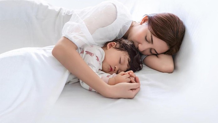Ilustrasi anak tidur bareng  ibu.