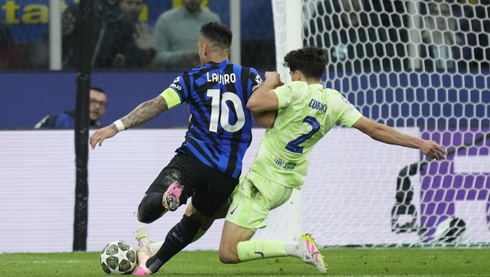 Inter Milan, Barcelona, Lautaro Martinez, Pau Cubarsi Pau Cubarsi centre-back of Barcelona and Spain makes a penalty over Lautaro Martinez centre-forward of Internazionale and Argentina during the UEFA Champions League 2024/25 Semi Final Second Leg match between FC Internazionale Milano and FC Barcelona at Giuseppe Meazza Stadium on May 6, 2025 in Milan, Italy. (Photo by Jose Breton/Pics Action/NurPhoto via Getty Images)
