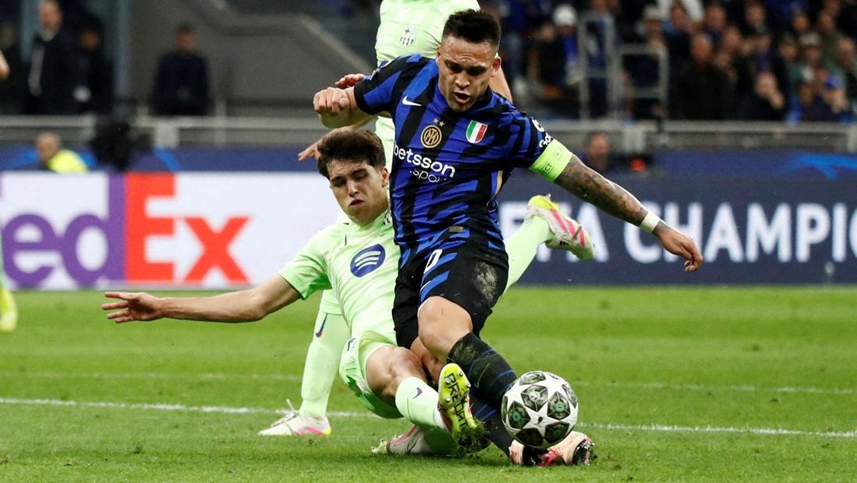 Insiden tekel Pau Cubarsi kepada Lautaro Martinez yang berujung penalti (Foto: REUTERS/Alessandro Garofalo)