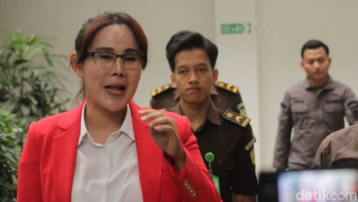 Selebgram Isa Zega usai sidang putusan kendala pencemaran nama baik bos MS Glow Shandy Purnamasri di PN Kepanjen, Malang