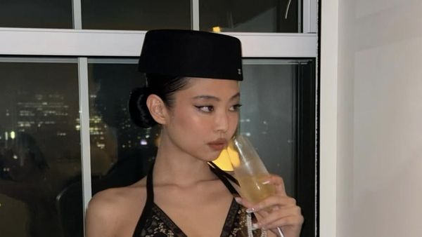 6 Gaya Jennie BLACKPINK Dikritik di After Party Met Gala, Pakai Tank Top Renda