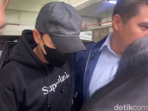 Ketika Jonathan Frizzy Sulit Jalan Saat Datang Wajib Lapor Ketika Jonathan Frizzy Sulit Jalan Saat Datang Wajib Lapor