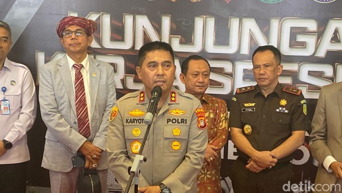 Komisi III dewan perwakilan rakyat dan Kapolda Metro Jaya Irjen Karyoto. (Wildan Noviansah/detikcom). Komisi III dewan perwakilan rakyat dan Kapolda Metro Jaya Irjen Karyoto. (Wildan Noviansah/detikcom).