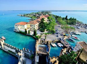 Kota Kecil Ini Jadi Kacau Usai Diserbu 75.000 Wisatawan Kota Kecil Ini Jadi Kacau Usai Diserbu 75.000 Wisatawan