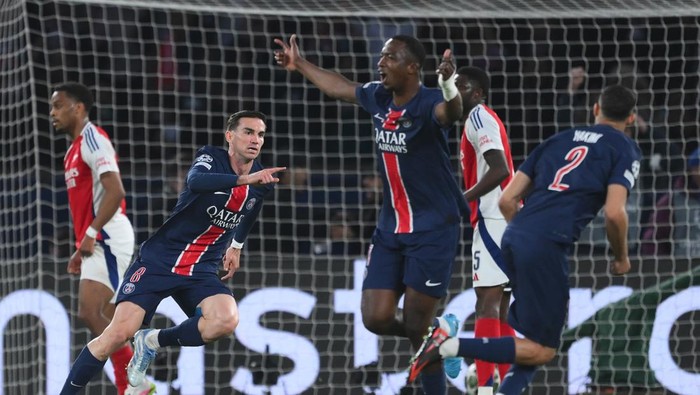Liga Champions PARIS, FRANCE - MAY 07: Fabian Ruiz of Paris Saint-Germain celebrates scoring his teams first goal with teammates William Pacho and Achraf Hakimi during the UEFA Champions League 2024/25 Semi Final Second Leg match between Paris Saint-Germain and Arsenal FC at Parc des Princes on May 07, 2025 in Paris, France. (Photo by David Ramos/Getty Images)