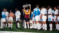 Olympique Marseille menjadi juara Liga Champions dan Ligue 1 di akhir musim 1992/1993. Namun mereka harus terdegradasi akibat sanksi. Sanksi tersebut diberikan akibat kasus suap di pekan terakhir Ligue 1 musim itu. Presiden Marseille kala itu, Bernard Tapie, melakukan suap demi bisa mengamankan gelar Ligue 1 (Foto: Corbis via Getty Images/Christian Liewig)