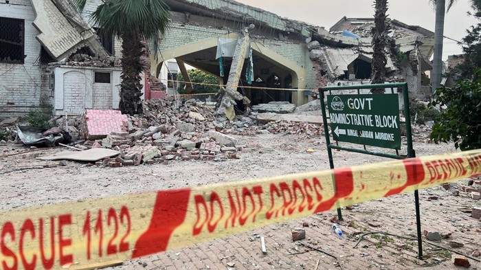 Masjid dan Bangunan yang Hancur oleh Rudal India Police officers look on as a cameraman films the Bilal Mosque, after it was hit by an Indian strike in Muzaffarabad, the capital of Pakistan-administered Kashmir, May 7, 2025. REUTERS/Akhtar Soomro