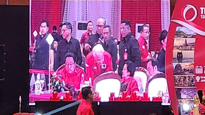 Megawati Hadiri Trisakti Tourism Didampingi Prananda Prabowo Presiden RI ke-5 sekaligus Ketum PDIP Megawati Soekarnoputri menghadiri penganugerahan Trisakti Tourism Award (Desa Wisata) 2025. Acara itu digelar di Puri Agung Grand Sahid Jaya Hotel.