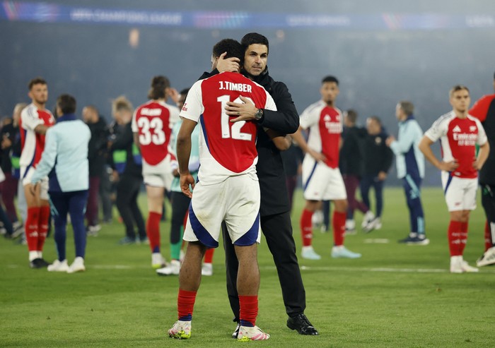 Soccer Football - Champions League - Semi Final - Second Leg - Paris St Germain v Arsenal - Parc des Princes, Paris, France - May 7, 2025 Arsenals Jurrien Timber and manager Mikel Arteta look dejected after the match Action Images via Reuters/Peter Cziborra