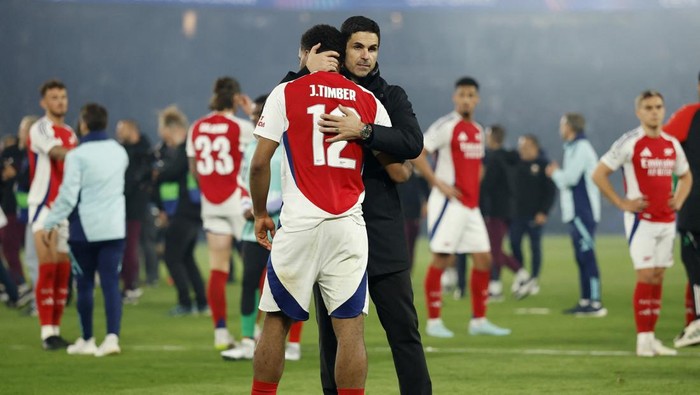 Mikel Arteta Soccer Football - Champions League - Semi Final - Second Leg - Paris St Germain v Arsenal - Parc des Princes, Paris, France - May 7, 2025 Arsenals Jurrien Timber and manager Mikel Arteta look dejected after the match Action Images via Reuters/Peter Cziborra