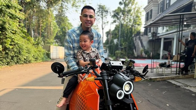 Berita Viral Selebriti dari InsertLive : Raffi Ahmad Pamer Moge Listrik Baru, Segini Harganya yang Bikin Melongo