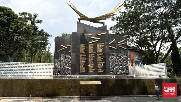 Monumen peringatan berisi nama-nama korban tragedi Kanjuruhan berdiri di area stadion markas Arema FC.